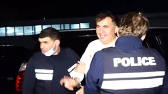 Video: Cựu tổng thống bị cảnh sát Gruzia bắt ngay sau khi về nước