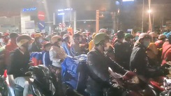 Video: Tối 2-10, hàng ngàn người chạy xe máy từ Bình Dương qua TP.HCM để về quê