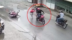 Video: Truy xét đối tượng giật điện thoại, giằng co khiến người phụ nữ té ngã trên đường