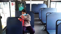 Video: Ngày đầu hoạt động lại, xe buýt ở TP.HCM có lúc chỉ chở 1-2 khách