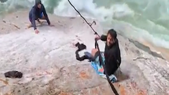 Video: Dùng khăn, áo cột thành dây, cứu được hai người kẹt dưới vách đá