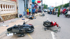 Video: Ô tô 'lùa' 7 xe máy, lao vào tiệm vàng ở Vũng Tàu