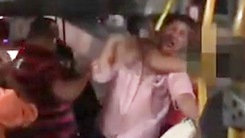 Video: Quấy rối võ sĩ Muay Thái trên xe buýt, 'thủ phạm' bị kẹp cổ giao cho cảnh sát