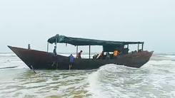 Video: Bí ẩn 'con tàu ma' dài 18m, trên thân có chữ Trung Quốc được phát hiện ở bờ biển Quảng Trị