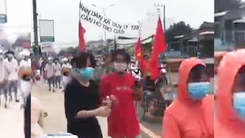 Video: Khởi tố vụ 70 người kéo nhau đến UBND xã đòi tiền hỗ trợ ở Tiền Giang