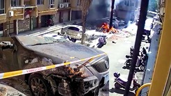Video: Đốt pháo ăn mừng mua xe hơi mới, 'thiêu rụi' ô tô hàng xóm
