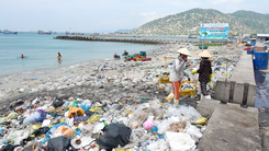 Video: Ven biển Cà Ná ngập rác, nhìn ớn lạnh