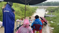 Video: Nước sông lên nhanh gây ngập nhiều nơi, 1 người bị lũ cuốn mất tích ở Quảng Nam