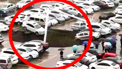 Video: 'Hố đen' ở bãi xe nuốt chửng nhiều ô tô