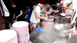 Video: Đầu bếp đường phố nổi tiếng Bangkok mất vì COVID-19, con trai tiếp tục nối nghiệp cha