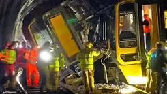 Video: 2 đoàn tàu hỏa ở Anh va chạm, hàng chục người bị thương