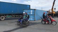 Video: Container lật ngay vòng xoay, nhiều người kịp tránh tai nạn