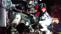Video: Cảnh sát điều thiết bị chuyên dụng cứu tài xế kẹt trong cabin do tông đuôi xe container