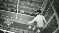 Video: Cửa hàng bán đồ chống trộm bị kẻ gian phá cửa lấy đi nhiều tài sản
