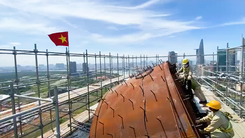 Video: Công nhân thi công trên đỉnh cầu Thủ Thiêm 2 ở độ cao 110m