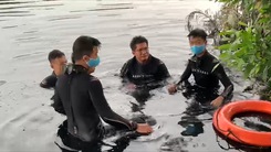Video: Cảnh sát ngụp lặn dưới nước đen ngòm tìm người nhảy cầu trên kênh Nước Lên