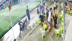 Video: Điều tra vụ nhóm thanh niên mang hung khí đến sân bóng đá chém người ở Củ Chi