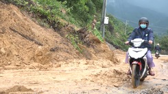 Video: Đường Trường Sơn Đông qua Quảng Ngãi ách tắc do sạt lở núi