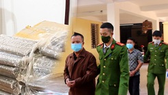 Video: Bắt 2 người mua bán 40kg thuốc nổ, 200 kíp nổ ở Nghệ An