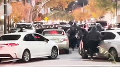 Video: Khoảng 80 tên cướp đi ô tô, cầm xà beng xông vào trung tâm thương mại