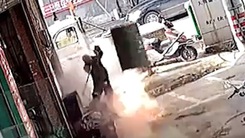 Video: Thùng phuy phát nổ văng ra đường khi một người đàn ông đang cố cưa nắp