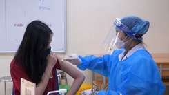 Video: Những trẻ em đầu tiên ở Hà Nội và Ninh Thuận được tiêm vắc xin ngừa COVID-19