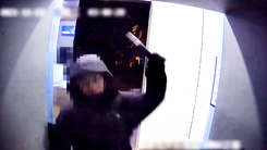 Video: Người đàn ông vác búa đập trụ ATM