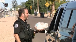 Video: Cảnh sát tặng gà tây cho tài xế ở Mỹ