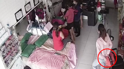 Video: Cô gái vờ hỏi làm tóc rồi trộm tiền trong áo khoác của khách