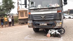 Video: Xe ben cuốn xe máy vào gầm, 2 người tử vong