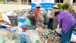 Video: Đổi rác lấy gạo thu hút nhiều phụ nữ ở Hội An
