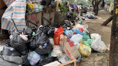Video: Bãi rác ngừng tiếp nhận, rác sinh hoạt ùn ứ ở nhiều tuyến phố Hà Nội