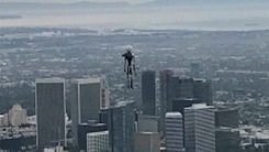 Video: Vật thể lơ lửng trên các tòa nhà cao tầng ở Los Angeles, FBI vào cuộc điều tra