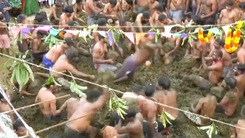 Video: Hàng trăm người dân Ấn Độ tham gia lễ hội ném phân bò để thanh tẩy