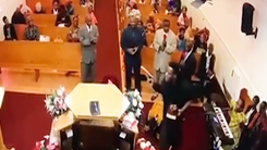 Video: Mục sư lao vào khống chế kẻ mang súng vào nhà thờ uy hiếp nhiều người