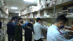 Video: Thu giữ khoảng 30 tấn sách lậu trong căn nhà cấp 4 ở Hà Nội