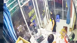 Video: Thanh niên 'đập hộp', ôm Iphone 13 tẩu thoát, kéo lê chủ tiệm trên đường