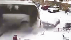 Video: Xe buýt mất lái lao vào bãi đậu xe, tông nhiều ô tô làm 8 người bị thương