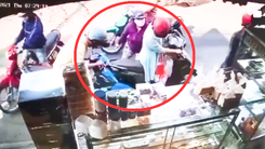 Video: Dàn cảnh 2 xe mắc kẹt trước tiệm bánh để người phụ nữ trộm túi xách trót lọt