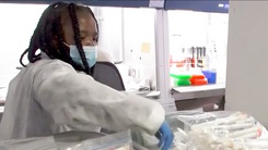 Video: ‘Những điều kỳ lạ’ khi lần đầu xử lý các mẫu bệnh phẩm liên quan đến biến thể Omicron