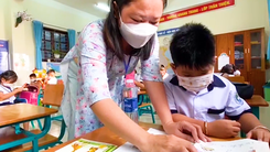 Video: Các trường THCS, THPT TP.HCM đón học sinh lớp 7, 8, 10, 11 đi học trực tiếp từ 4-1