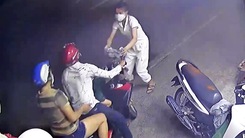 Video: Nghi vấn đôi nam nữ dàn cảnh trộm cắp, bỏ chạy khi bị phát hiện, rớt luôn cả con