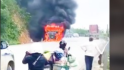 Video: Ô tô cháy ngùn ngụt khi đang chạy trên quốc lộ 9
