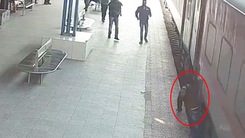 Video: Nghẹt thở với hình ảnh người đàn ông kẹt dưới đường ray khi tàu đang chạy