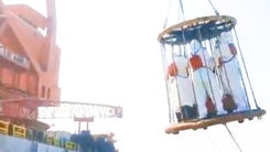 Video: Đưa nhân viên y tế lên tàu bằng cần trục tháp để kiểm tra Covid-19