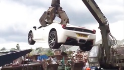 Video: Phạm nhân kiện cảnh sát vì bị phá hủy siêu xe Ferrari