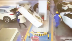 Video: Tài xế bất cẩn kéo đổ trụ bơm xăng vào 2 người đang đứng gần