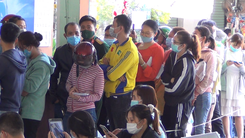 Video: Hàng trăm khách vật vờ xếp hàng chờ trả vé tàu Tết ở ga Biên Hòa