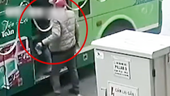 Video: Hành khách bị móc túi ở trạm xe buýt Hà Nội