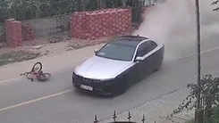 Video: Ô tô bỏ chạy sau tai nạn rồi đâm vào tiệm hớt tóc ven đường tại Nghệ An
